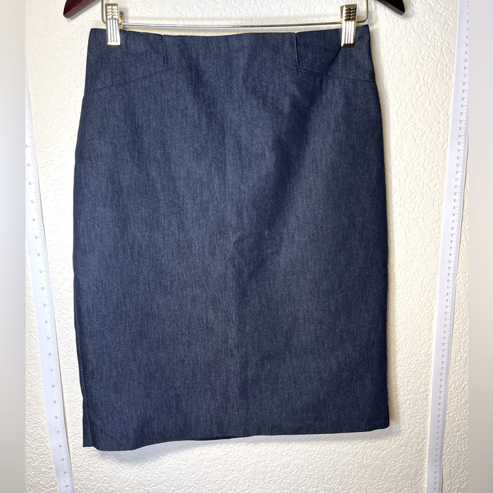 Van Heusen Stretch Extension skirt, with zip closer & back slit. Size 4